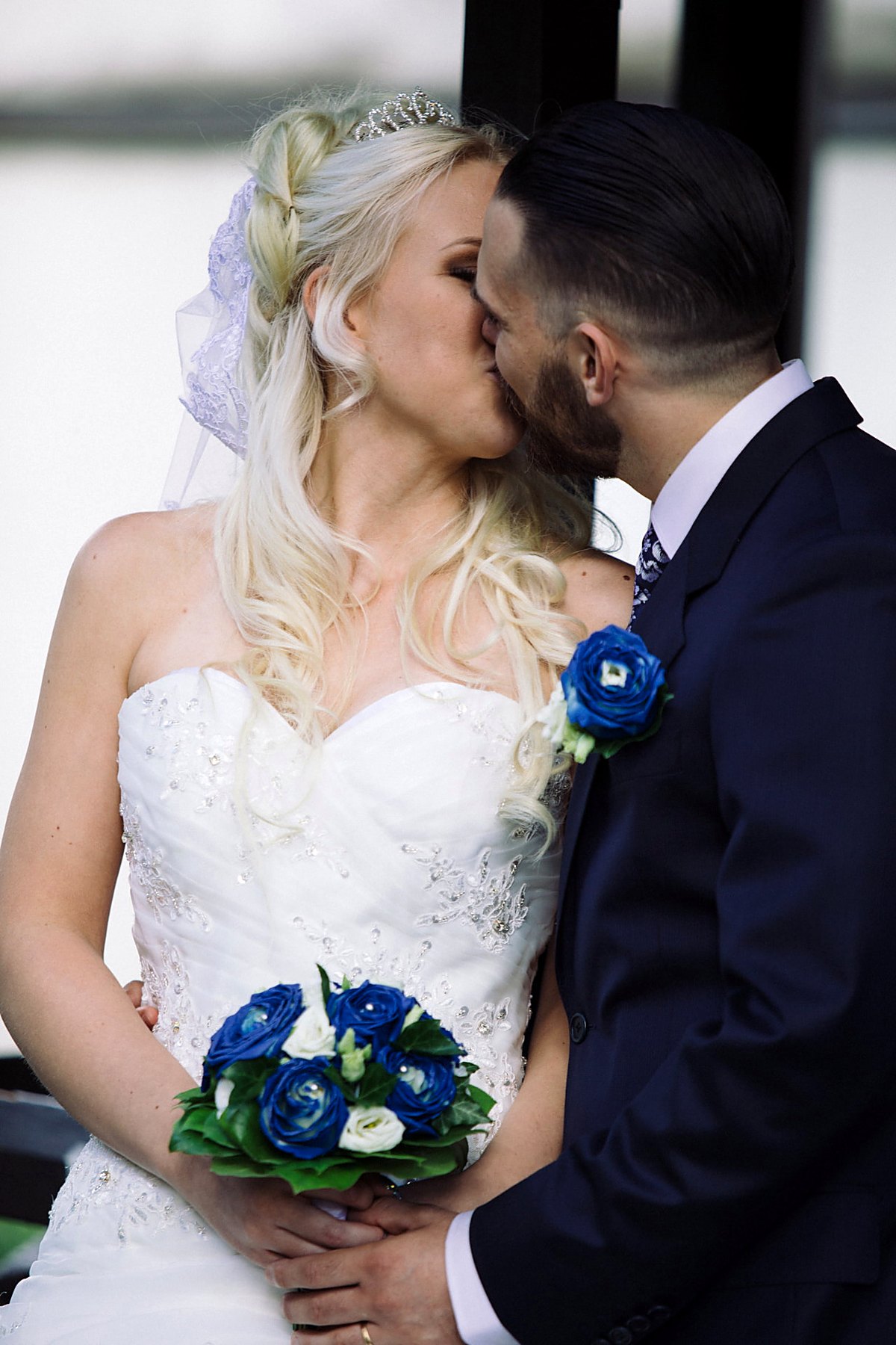 Elegant bröllopsporträtt fotograferat i naturligt ljus