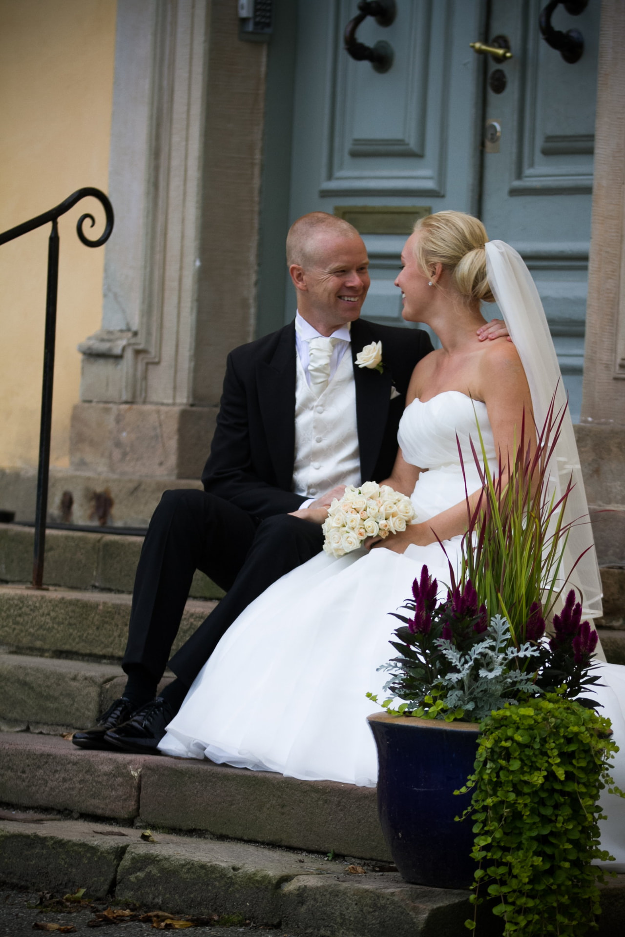 Elegant bröllopsporträtt fotograferat i naturligt ljus