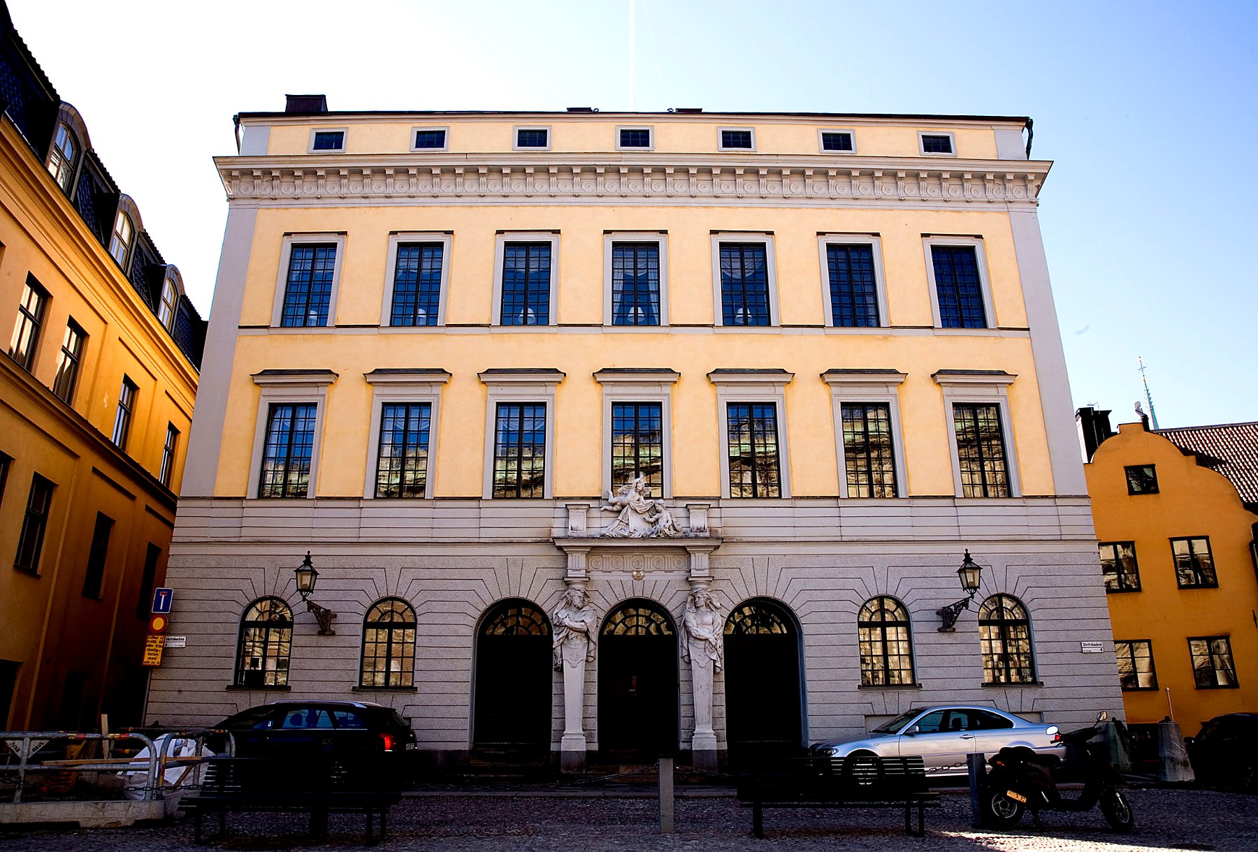 Klassisk palatsfasad i Stockholm i eftermiddagsljus