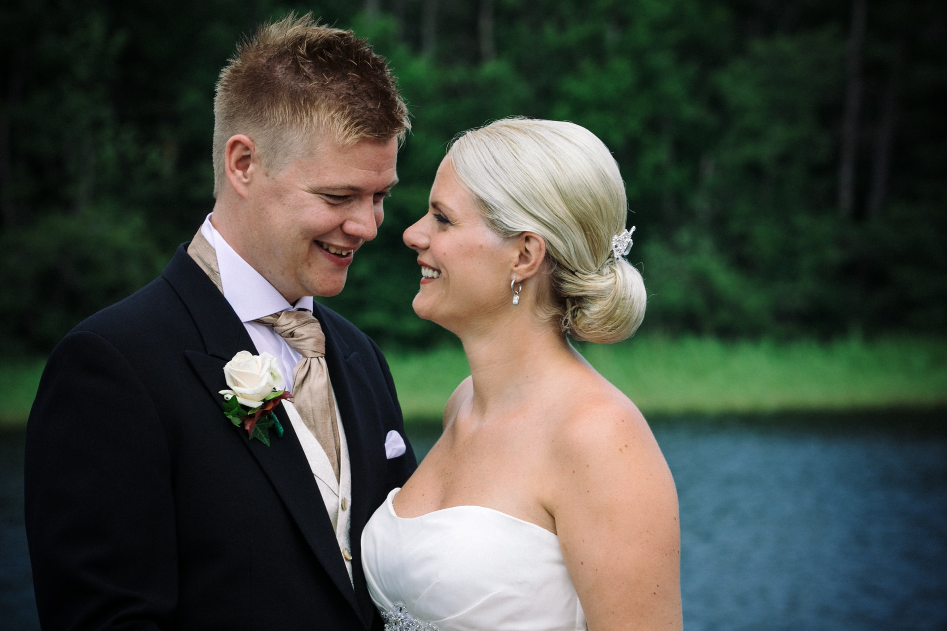 Elegant bröllopsporträtt fotograferat i naturligt ljus