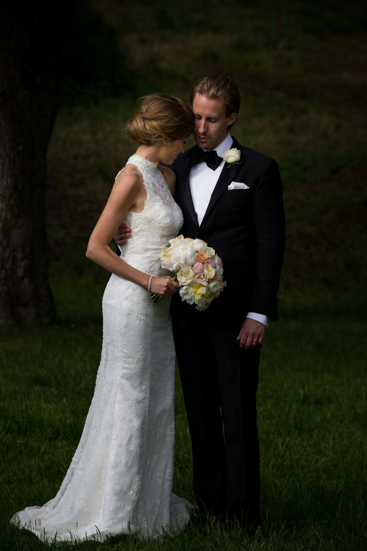 Elegant bröllopsporträtt fotograferat i naturligt ljus