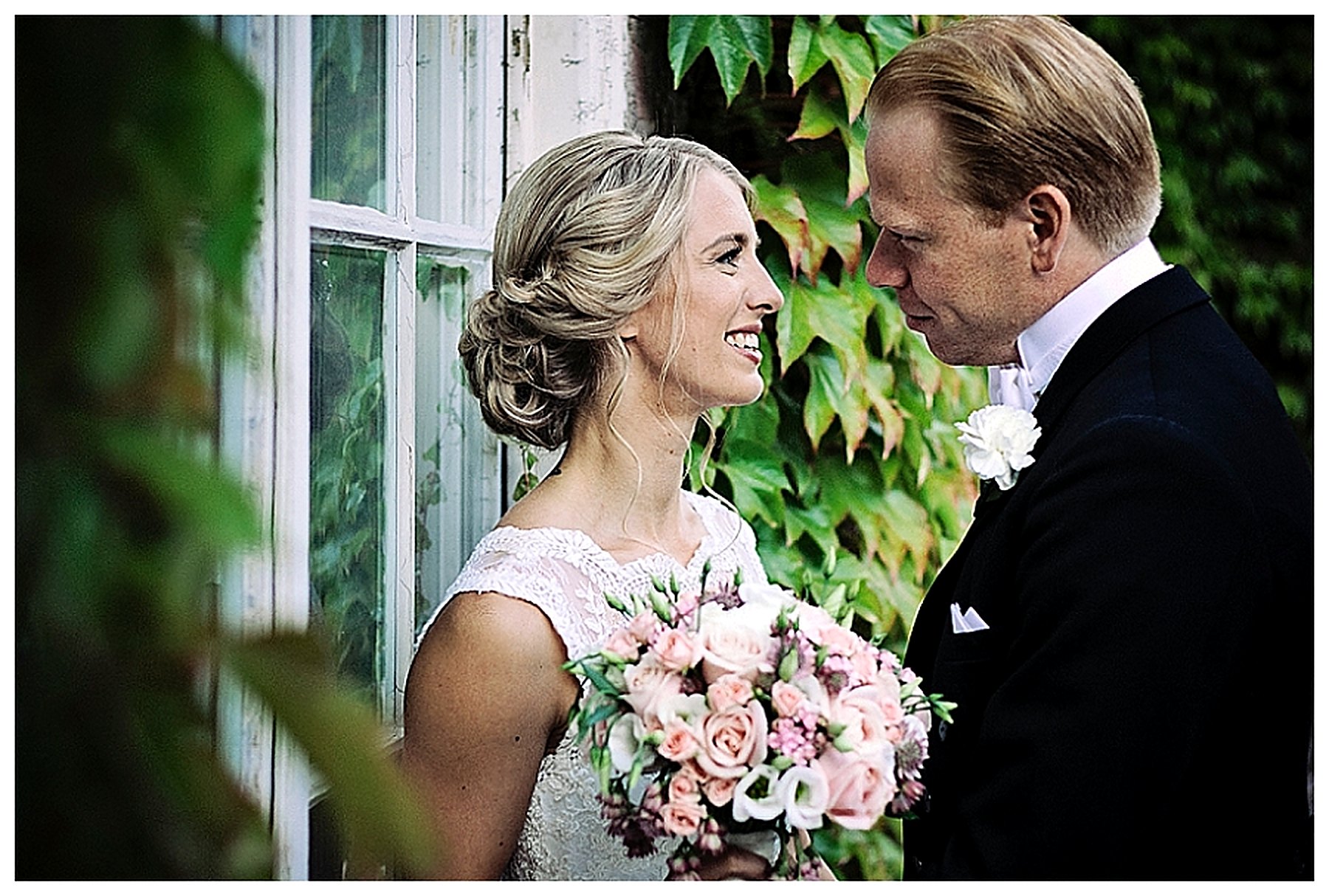 Dokumentär bröllopsfotografering med naturliga ögonblick